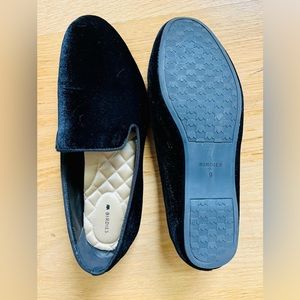 THE STARLING in Black Velvet: soft to the touch and has a subtle sheen. Like new